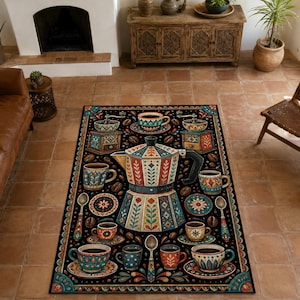 Puede incluir: Una alfombra rectangular que presenta una cafetera italiana central rodeada de varias tazas de café, platillos, cucharas y molinillos de café. El diseño utiliza una paleta de colores vibrantes en rojo, azul, verde y amarillo sobre fondo negro.