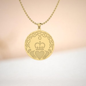 Collar con colgante de Claddagh dorado: símbolo irlandés de amor, lealtad y amistad. Joya de latón bañada en oro. Un regalo ideal para ella o para él.