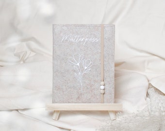 Mutterpasshülle, beige, Mutterpass, personalisierte Hülle, Filz, schlicht, schwanger, Geschenk, Wildblume, Schriftzug, Herz, personalisiert