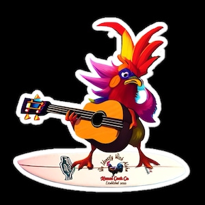 Op de afbeelding: Een kleurrijke haan met een mohawk speelt gitaar terwijl hij op een surfboard staat. Het surfboard heeft een sticker met de tekst "We Identify With Aloha" en "Hawaii Cock Co. Established 2023".