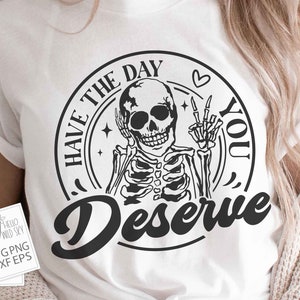 Que tengas el día que te mereces SVG, Funny karma svg, Snarky svg, Peace sign esqueleto svg, que tengas un buen día svg, tendencias svg, archivos svg para cricut