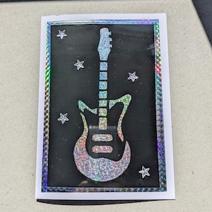 Tarjeta de felicitación en blanco con diseño de guitarra eléctrica hecha a mano
