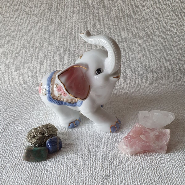 Éléphant en porcelaine peint à la main, joliment décoré, en parfait état, marqué, hauteur 15 cm