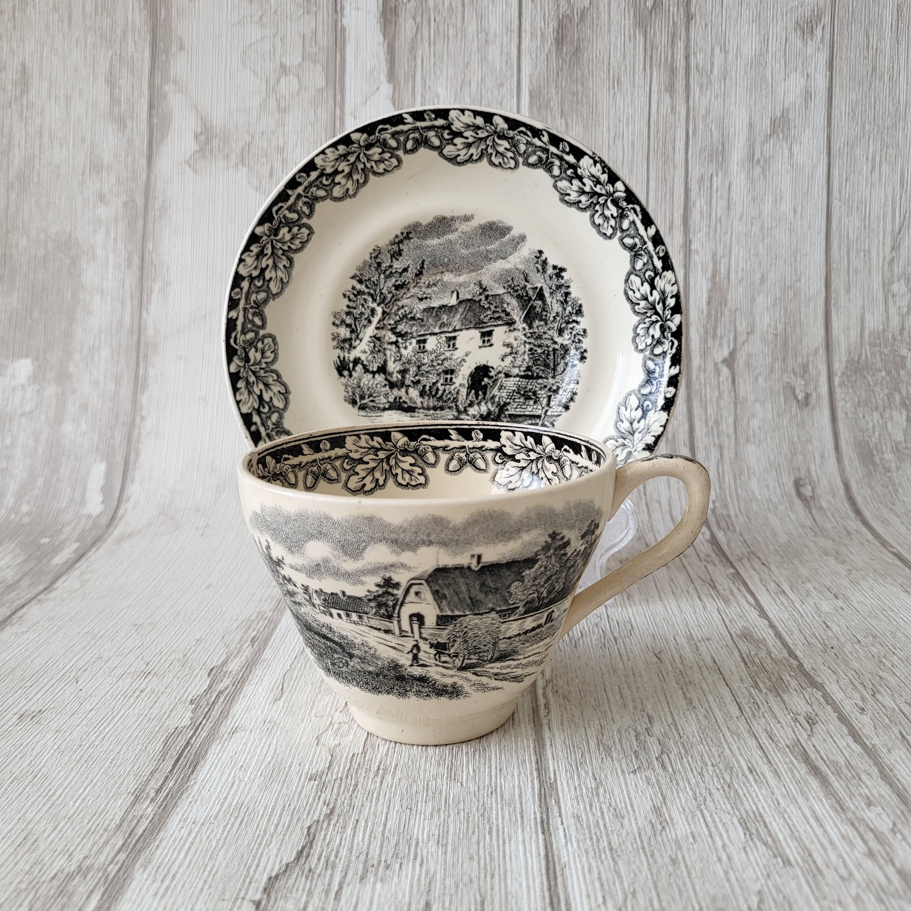 Société Céramique Maestricht "Farmhouse" Taza de té y platillo | Escena de granja holandesa | Transferencia de cerámica negra color crema