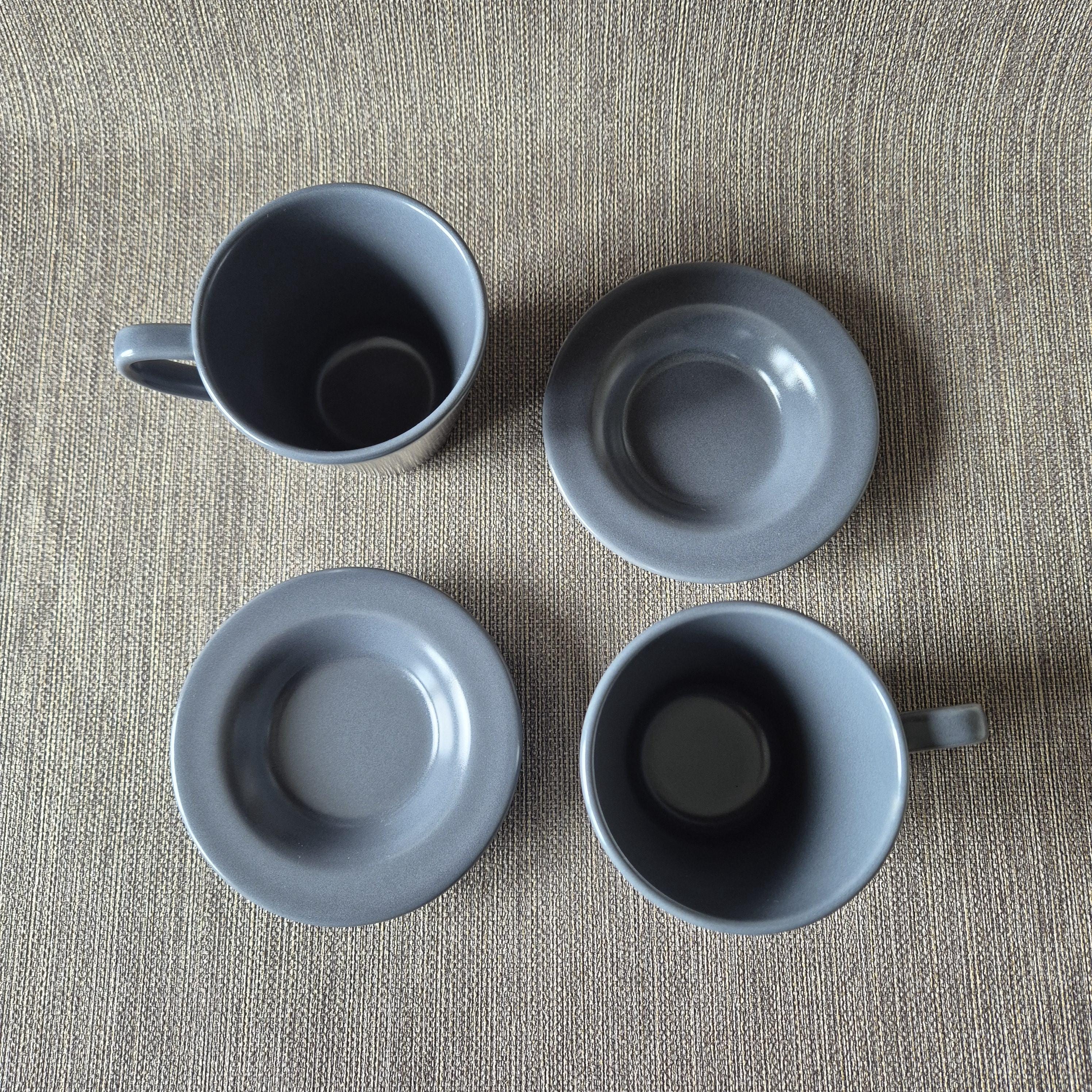 IKEA DINERA – Vintage-Tassen und Untertassen, matt (2er-Set) | Graublau & Anthrazit
