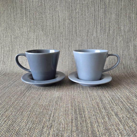 IKEA DINERA – Vintage-Tassen und Untertassen, matt (2er-Set) | Graublau & Anthrazit