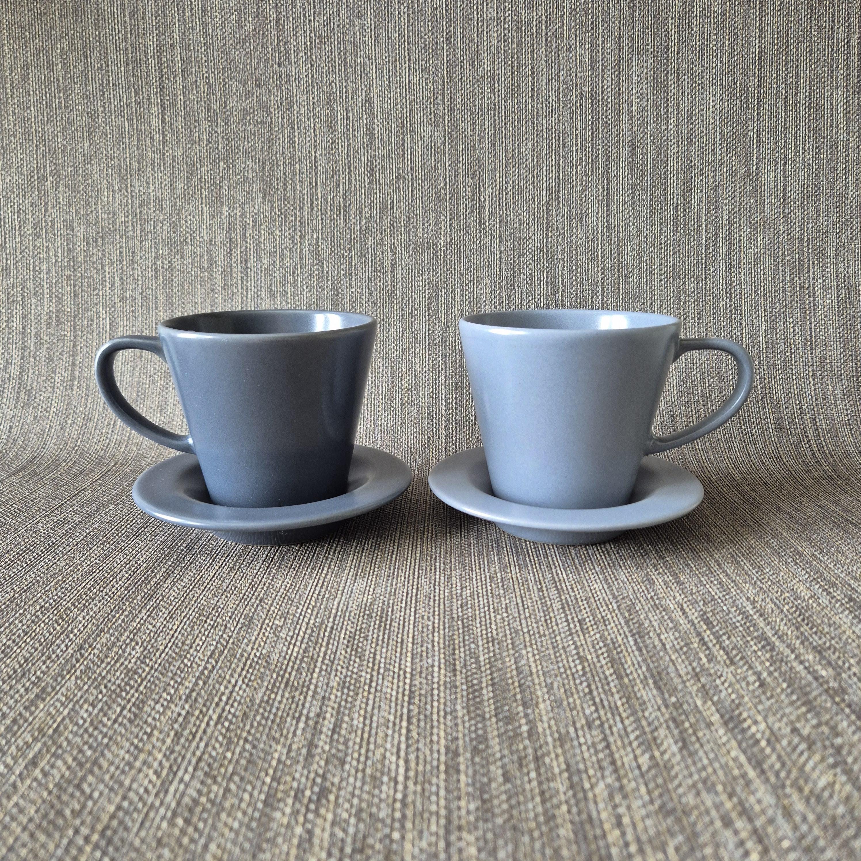 IKEA DINERA – Vintage-Tassen und Untertassen, matt (2er-Set) | Graublau & Anthrazit