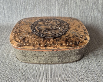 Verkade Zaandam – Genial lata de galletas vintage con relieve "Semper Servat Virtvtem"