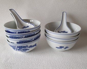 Vintage Chinese soep- of rijstkommen met bijpassende lepels in wit-blauw porselein met dennenboom motief, Aziatische miso kommen