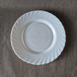Arcopal France Classic White Milk Glass Dinner Plate with Swirl Design Ø 24.5 cm | Vintage mint condition | Per Piece