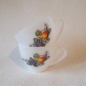 Arcopal France Set of 2 cups/mugs with &quot;fruits de france&quot; decor | Vintage 1970s milk glass drinking utensils