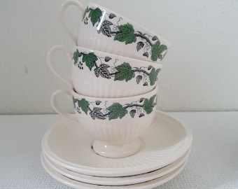 Wedgwood of Etruria & Barlaston "Stratford" meerdere sets van thee- of koffiekopjes en schotels met decor van klimopranken