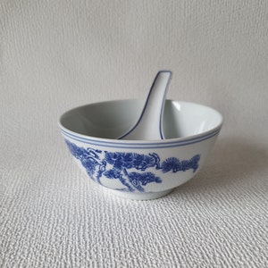 JingDeZhen Chinese soup or rice bowls with matching spoons in white-blue porcelain with pine tree motif | Asian miso bowls