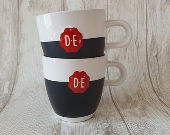 Tasse simple ou ensemble de 2 grandes tasses noires et blanches mates Douwe Egberts avec le sceau rouge de la marque Douwe Egberts en relief