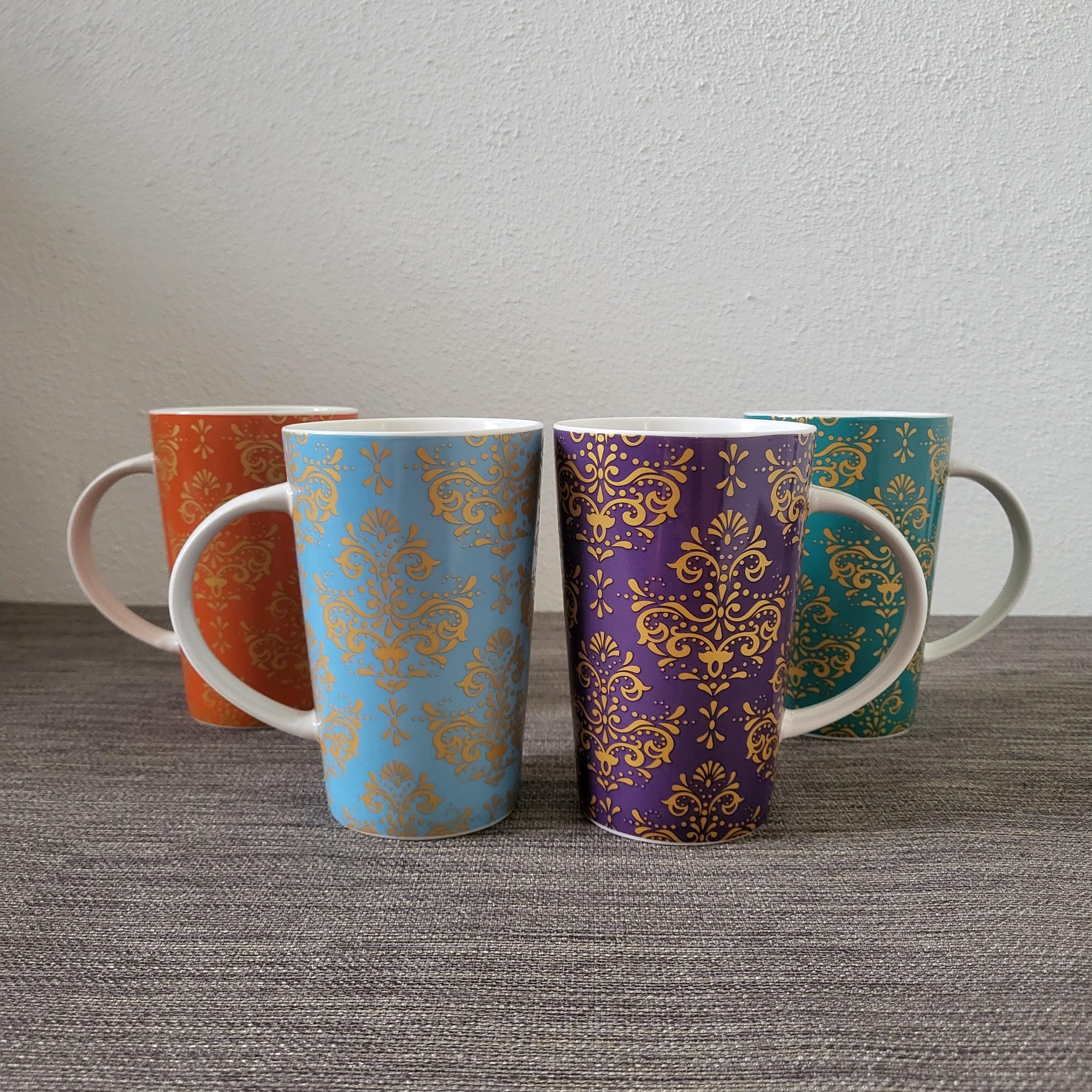 リリー・ヴァン・デル・ストッカーのモノグラフFriends and Family Maxwell & Williams Gold Filigree Set of 4 Tall Mugs | Colorful
