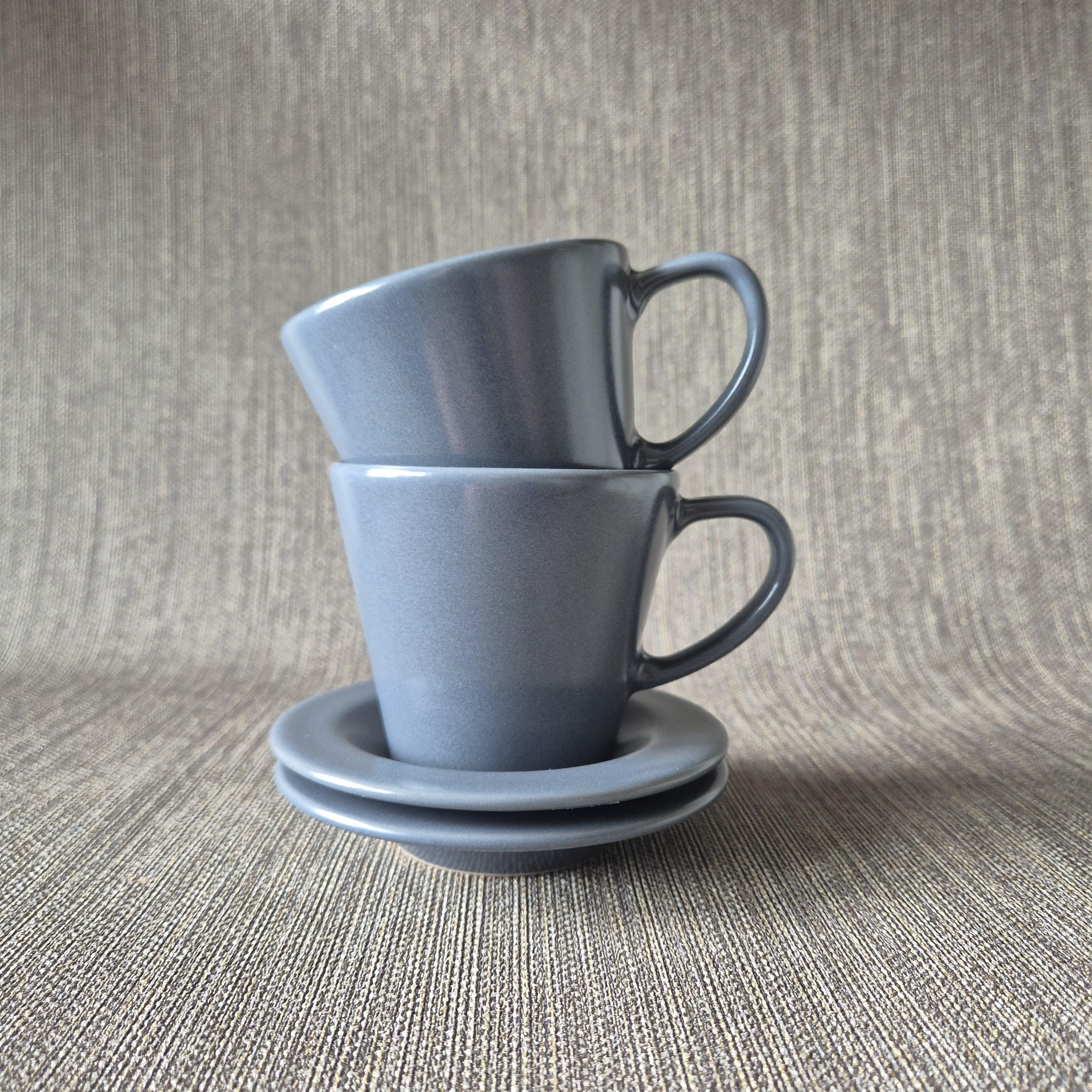 IKEA DINERA – Vintage-Tassen und Untertassen, matt (2er-Set) | Graublau & Anthrazit