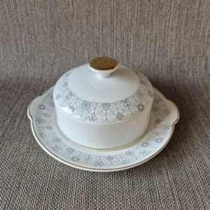 Beurrier vintage MZ Moritz Zdekauer Tchécoslovaquie – Porcelaine blanche à décor folklorique gris et accents dorés