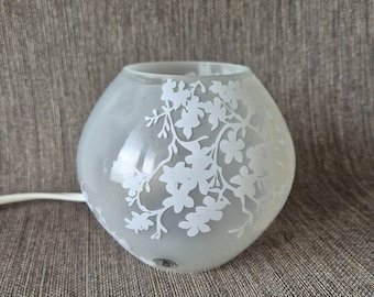 IKEA Knubbig – Lampada da tavolo vintage serena con fiore di ciliegio (modello piccolo) | Fiore di ciliegio bianco su vetro satinato