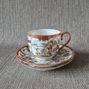 Può includere: Una tazza di ceramica bianca con manico nero e la scritta "But First, Coffee" in grassetto nero. La tazza è posta su uno sfondo sfocato, suggerendo un'atmosfera accogliente.