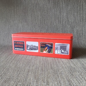 Peijnenburg (125 Jahre) Vintage längliche Keksdose aus rotem Metall mit nostalgischen Motiven | Aufbewahrungsdose für Lebkuchen oder Kuchen