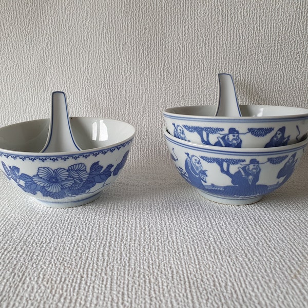 Vintage chinesische Suppen- oder Reisschüsseln mit passenden Löffeln aus weiß-blauem Porzellan mit Drei-Götter-Motiv (Fu Lu Shou) und Sakura-Blumenmotiv