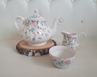 Churchill Staffordshire The Chartwell collection 'Briar Rose' Theepot, creamer en suikerpot, in nieuwstaat!