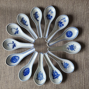 Asiatische Vintage-Porzellanlöffel in Blau und Weiß mit verschiedenen Dekoren – Wählen Sie Ihr Muster! Einzeln erhältlich.