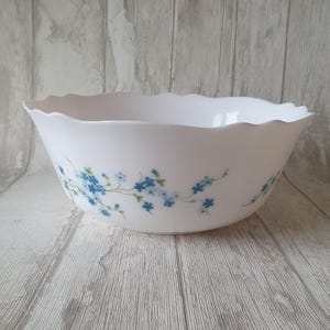Bol grande Arcopal France con borde festoneado Veronica/Myosotis Diámetro 24 cm | Diseño Nomeolvides
