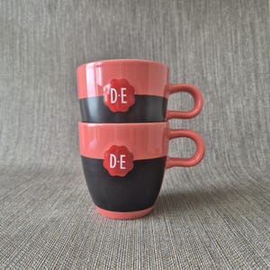 Douwe Egberts – Set of 2 Salmon Pink Coffee Mugs with Matte Black Chalk Paint and Relief Wax Seal (250 ml)