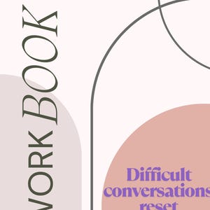 Op de afbeelding: Een omslag van een werkboek met de tekst "WORK BOOK" in donkergroen en "Difficult conversations reset" in paars. De omslag bevat ook de tekst "A practical tool" en de naam van de uitgever, "BLUNT INK PRESS". Het ontwerp bevat geometrische vormen in roze en grijs.