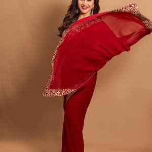 Madhuri Dixit Rote Farbe Weiche Georgette Goldfaden Zari und Sequence Arbeit Saree, Hochzeitskleidung Saree, Party Wear Saree, Bollywood Saree. Bild 2