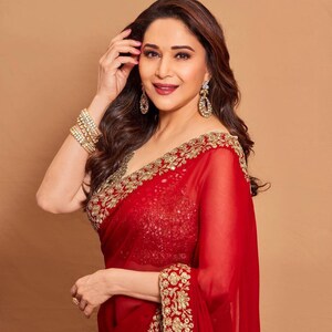 Madhuri Dixit Rote Farbe Weiche Georgette Goldfaden Zari und Sequence Arbeit Saree, Hochzeitskleidung Saree, Party Wear Saree, Bollywood Saree. Bild 3