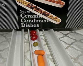 Platos antiguos para servir condimentos. Platos para servir. Plato de cerámica para servir.