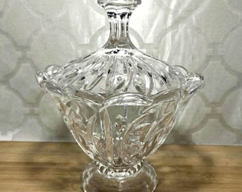 Bol ovale vintage en cristal Fairfax Fifth Avenue. Plat sur pied en cristal avec couvercle.