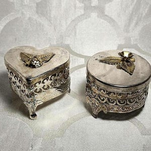 Juego de 2 cajas de joyería vintage de plata con detalles florales.