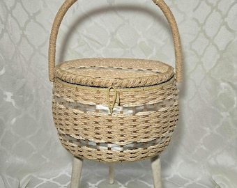 Cesta de costura de mimbre Dritz vintage con patas.
