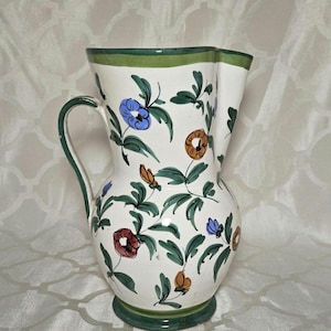 Stary, ręcznie robiony ceramiczny dzbanek z motywem kwiatowym. Stary, ręcznie malowany dzbanek w stylu włoskim z motywem kwiatowym.