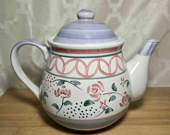 Vintage keramische theepot: gestencilde rozen, roze en blauwe accenten