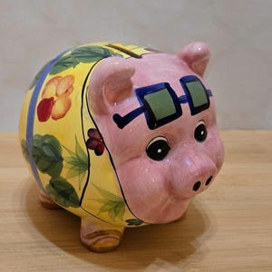 Vintage Sparschwein. Ambiente Kollektion Urlaubs-Sparschwein. Dekorative Schweinsbank.