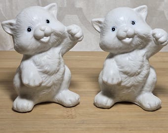 ヴィンテージ 猫の置物 2 体セット - 陶器の猫の像 - 白とピンクの花の