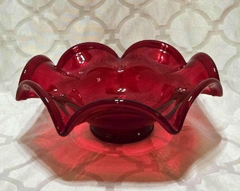 Bol de pedestal vintage de cristal rojo de 28 cm (11") con borde ondulado y base de cristal.