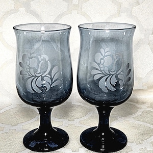 Vintage Blue Yorktowne Pfaltzgraff Etched Floral Wine Glass Goblet. Set of 2.