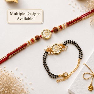 Op de afbeelding: Een rood draadarmband met een centrale gouden Om-bedel, kralen en een zwart kralenarmband met een gouden Om-bedel en witte parels. De tekst Multiple Designs Available is zichtbaar. Inclusief een gouden kom en een kom met rood poeder.