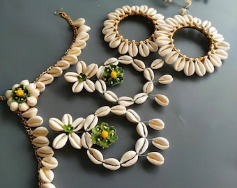 Conjunto de joyería boho de conchas de cauri con detalles florales, accesorios de conchas marinas
