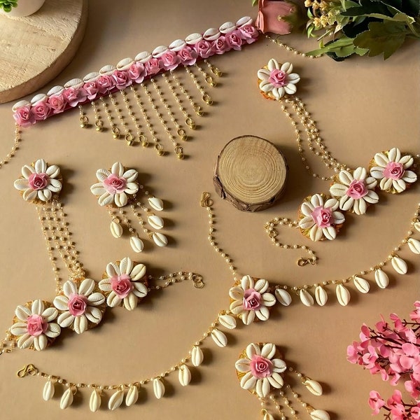 Ensemble de collier tour de cou artisanal avec boucles d'oreilles, bandeau et harnais à la main - travail de miroir, fleurs, cauris et perles à gogo