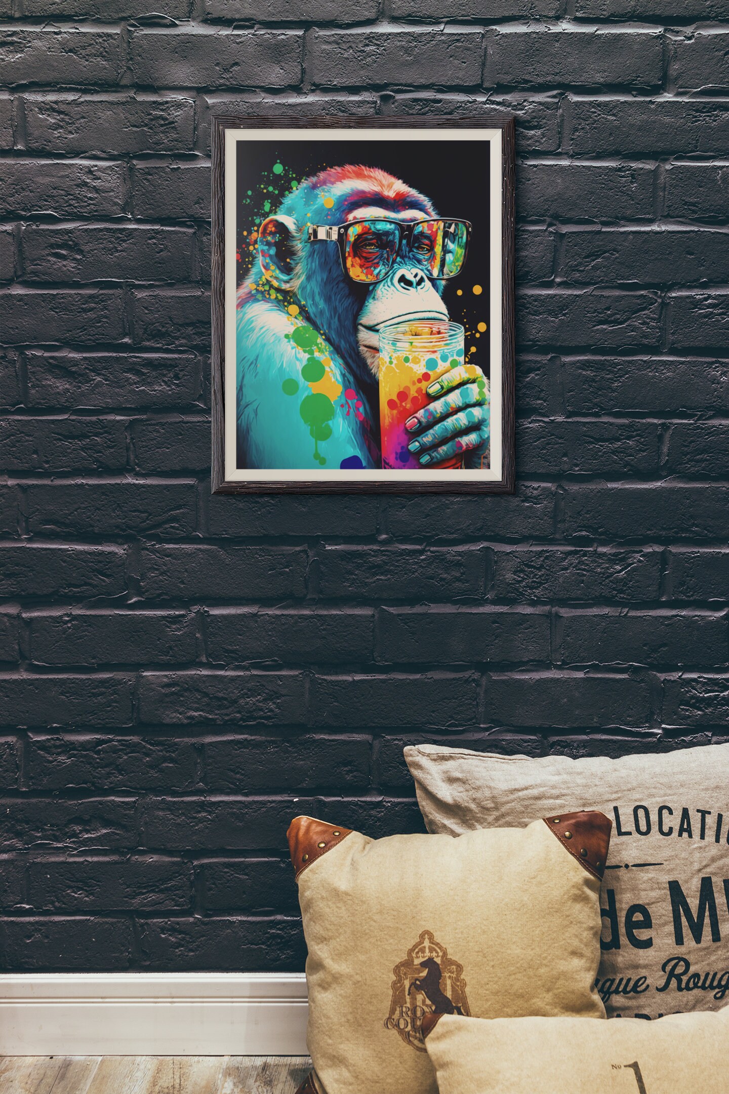 ソーダを飲んだ猿のサングラスのポートレート。ソーダを飲む猿の