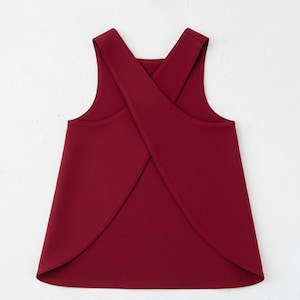 以下が含まれることがあります： ユニークなクロスバックデザインの、ノースリーブのバーガンディ色のトップス。丸いネックラインと、流れるようなAラインシルエットが特徴です。生地は滑らかで無地に見え、様々なシーンに最適です。