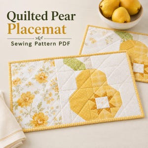 Peut inclure: Deux sets de table matelassés rectangulaires présentant un motif de poire jaune avec une étoile au centre, sur un fond blanc à motifs floraux jaunes. Le texte Quilted Pear Placemat Sewing Pattern PDF est imprimé en vert foncé et jaune.