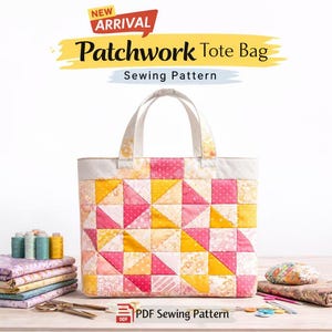 Op de afbeelding: Een patchwork tote bag met een geometrisch ontwerp in roze, geel en wit. De tas heeft een witte handgreep en de tekst "Patchwork Tote Bag Sewing Pattern" wordt weergegeven. Een stapel stof, klosjes garen en een schaar staan in de afbeelding.