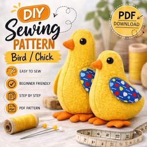 Op de afbeelding: Twee gele pluche vogel/kuiken speelgoed met oranje snavels en poten, en blauwe en patroon vleugels. De afbeelding bevat tekst die zegt "DIY Sewing Pattern Bird/Chick", "Easy to Sew", "Beginner Friendly", "Step by Step" en "PDF Pattern".